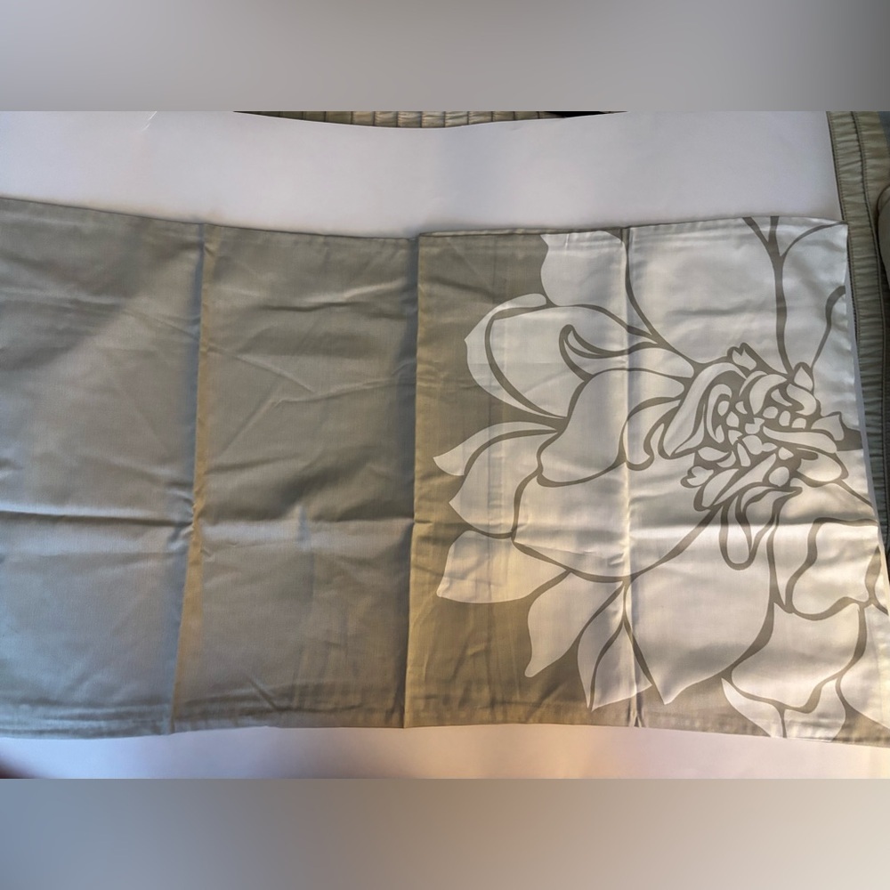 Set of 2 King Size Madison Park Shams with Matching Bed Skirt (New)